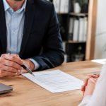 Clause de résiliation de plein droit dans un bail immobilier : conditions, procédure et recours locataire-bailleur