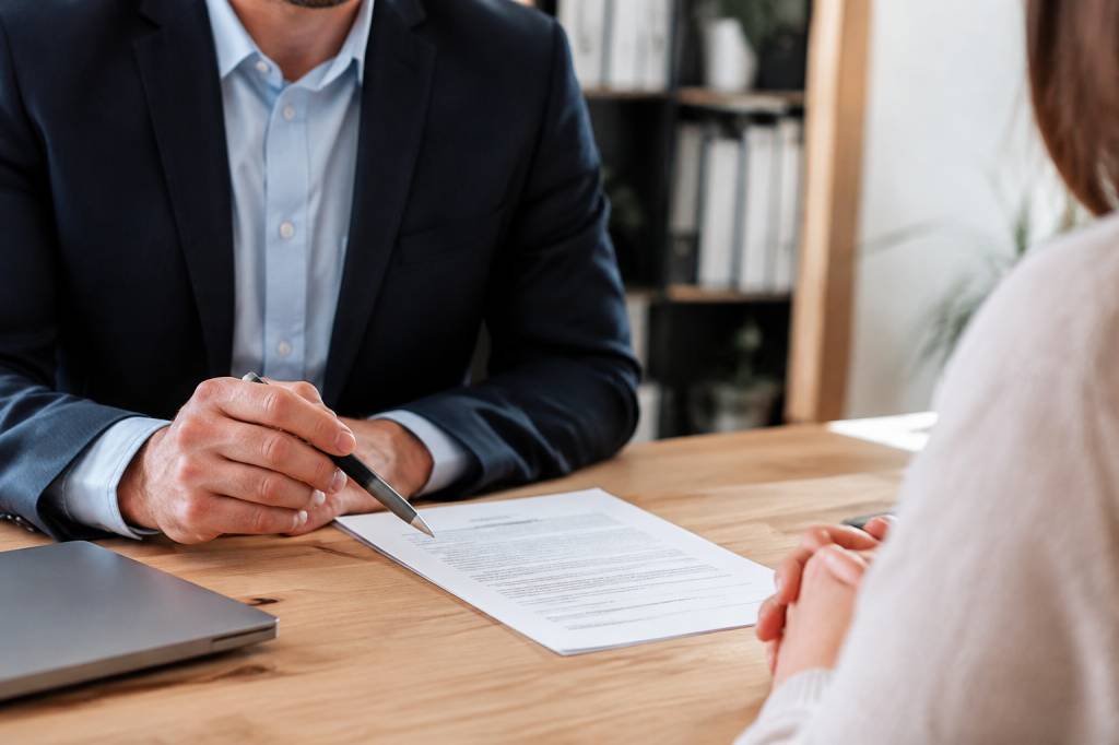 Clause de résiliation de plein droit dans un bail immobilier : conditions, procédure et recours locataire-bailleur